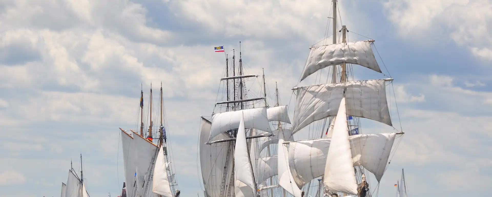 Kieler Woche, eines der größten, jährlichen Segelsportereignisse der Welt, zu der jedes Jahr rund 3,5 Millionen Besucher anreisen