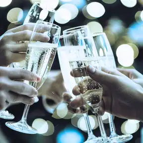 3.	Jahresabschluss- oder Weihnachtsfeier: Organisieren Sie eine Feier zum Abschluss des Jahres. So sagt man seinen Mitarbeitern nicht nur Danke, sondern gibt dem Team darüber hinaus die Chance, Zeit miteinander zu verbringen.