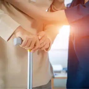 Im Gesundheits- und Pflegebereich: Schon heute fehlen deutschlandweit zehntausende Pflegekräfte.