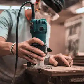 Im Handwerk: Ob Elektriker, Installateur, Schreiner oder Dachdecker: In vielen Betrieben gibt es Nachwuchsprobleme.