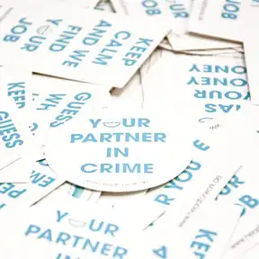Mehrere Sticker in unterschliedlichen Formen. head for work Düsseldorf: Your partner in crime.