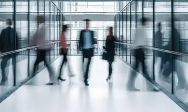 Personalberatung für Vertrieb: Personen verschwommen im Gang eines Unternehmens